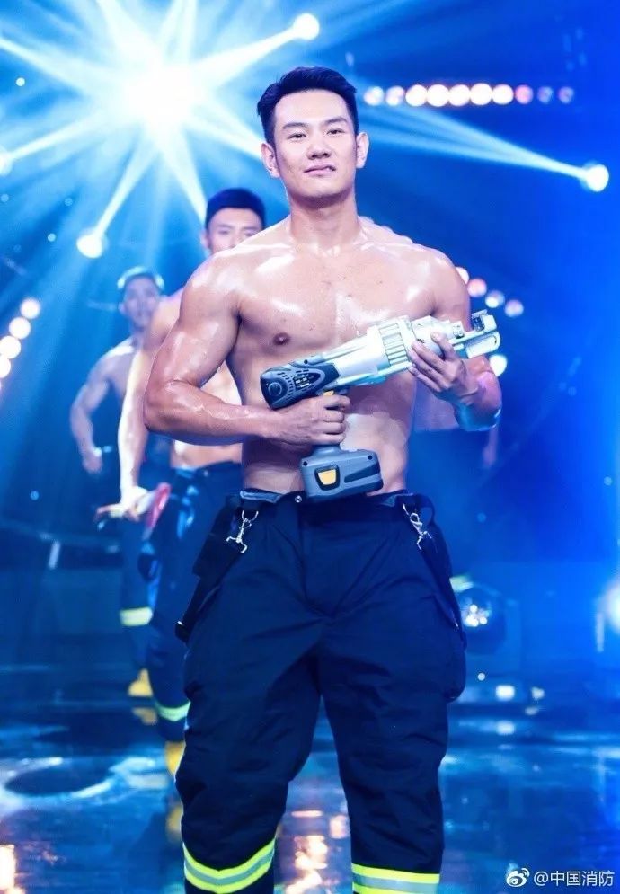 浴火重生的逆行者，肌肉越大責任越大，這才是真漢子——中國消防員(圖2)