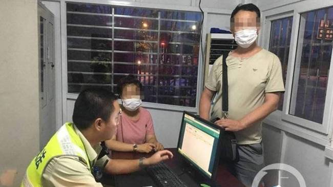 話嘮遭人煩！男女坐車旅游因話太多，被司機(jī)丟在了高速上 