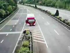 話嘮遭人煩！男女坐車旅游因話太多，被司機丟在了高速上 (圖2)