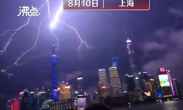 網(wǎng)友：誰在渡劫？上海東方明珠被閃電擊中？已裝備環(huán)形避雷針，并未“親吻”到 (圖3)