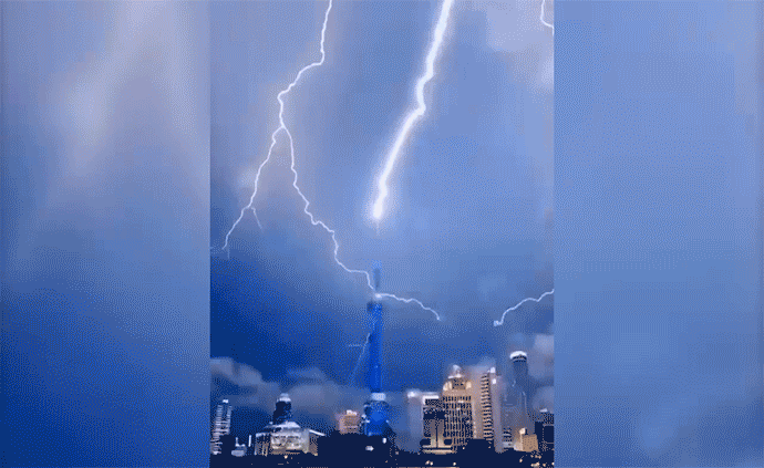 網(wǎng)友：誰在渡劫？上海東方明珠被閃電擊中？已裝備環(huán)形避雷針，并未“親吻”到 