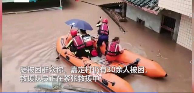 四川村民被洪水圍困屋頂，村民用揮旗的方式求救(圖5)