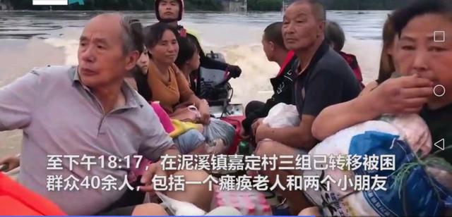 四川村民被洪水圍困屋頂，村民用揮旗的方式求救(圖4)