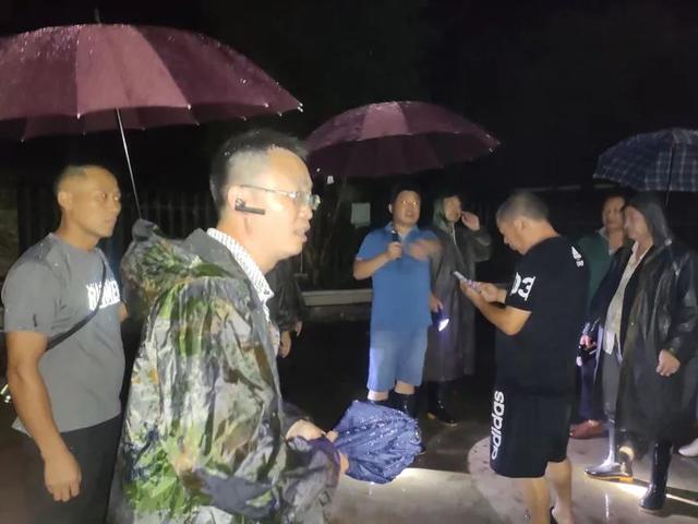 女子發(fā)現(xiàn)客廳1厘米裂縫救下21戶(hù)村民，6座民房被夷為平地(圖2)