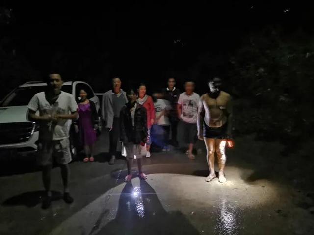 女子發(fā)現(xiàn)客廳1厘米裂縫救下21戶(hù)村民，6座民房被夷為平地(圖3)