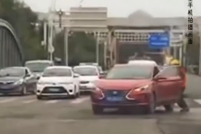 外賣(mài)小哥16秒停住失控汽車(chē)：不是什么大事，也沒(méi)耽誤送餐時(shí)間